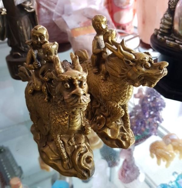 Cặp kỳ lân cõng đồng tử