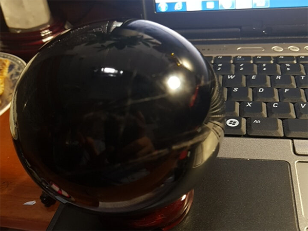 Quả thạch anh đen M81