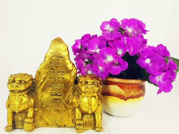 Trấn nhà thạch cảm đương bằng đồng