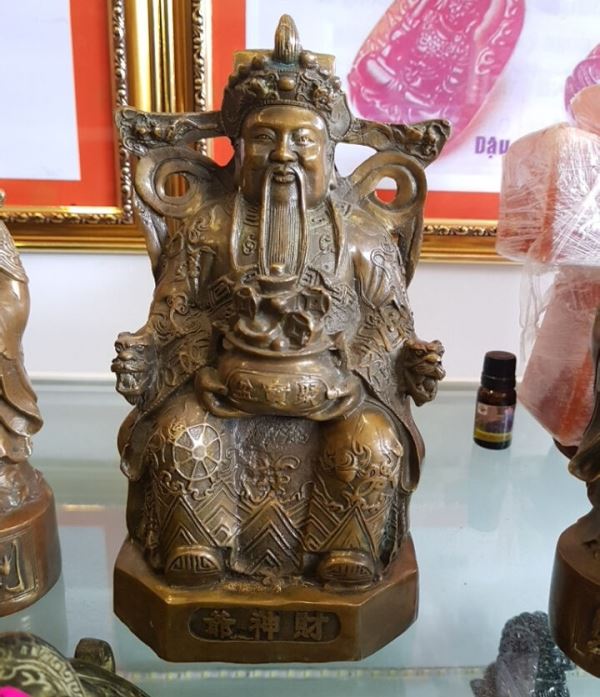 Tượng thần tài lớn ôm tiền
