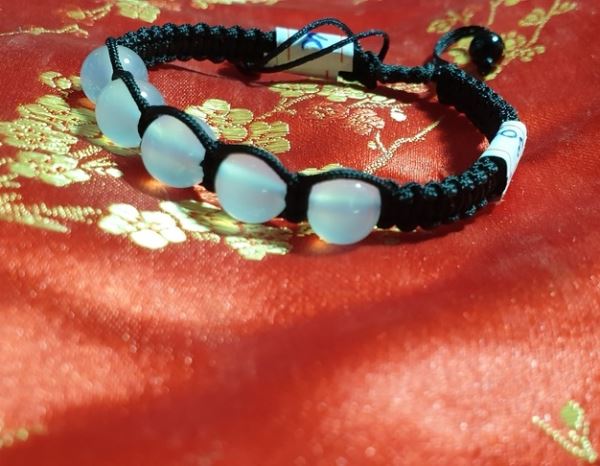 Mòng đeo tay mã não trắng 5 hột M305