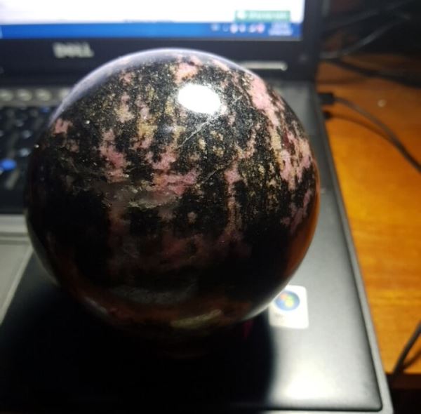 Qủa cầu đá Rhodonite M80